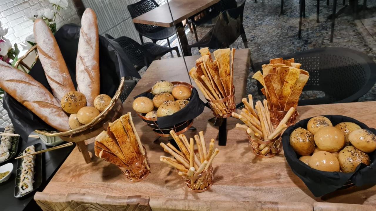 Gran Evenia Panama Hotel 外观 照片 Bread and pastries at a buffet
