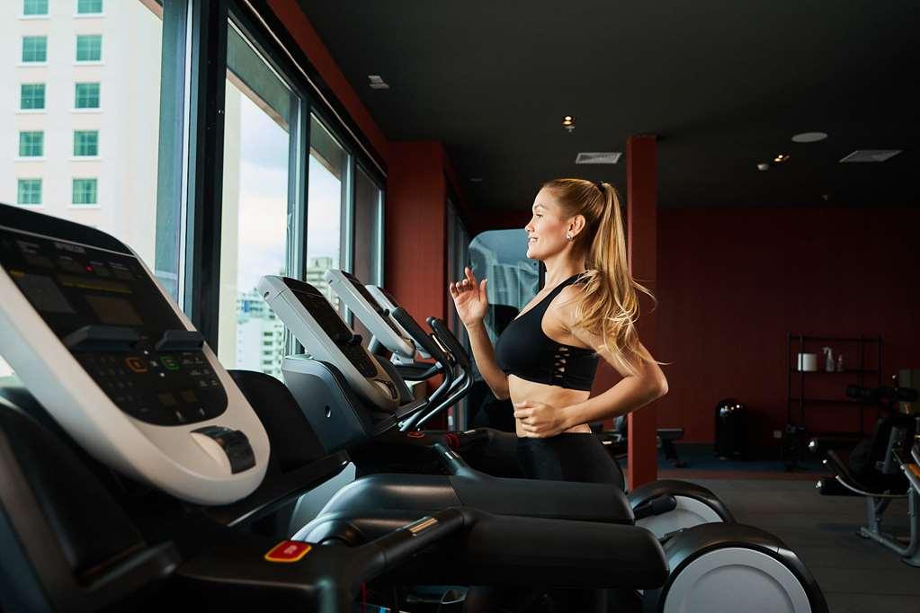 Gran Evenia Panama Hotel 设施 照片 A woman on a treadmill