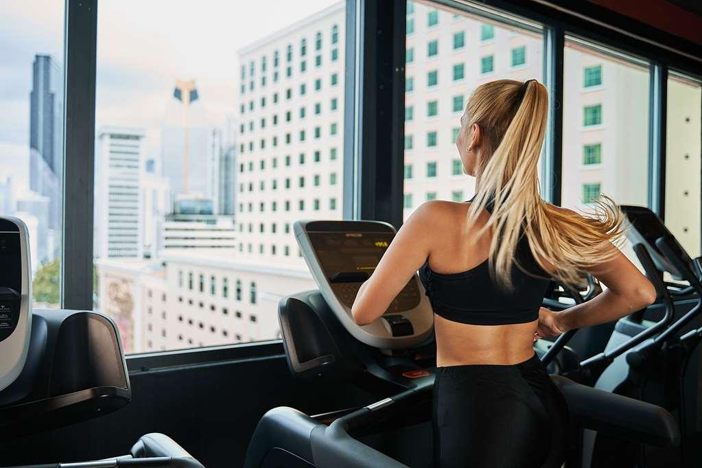 Gran Evenia Panama Hotel 设施 照片 A woman on a treadmill